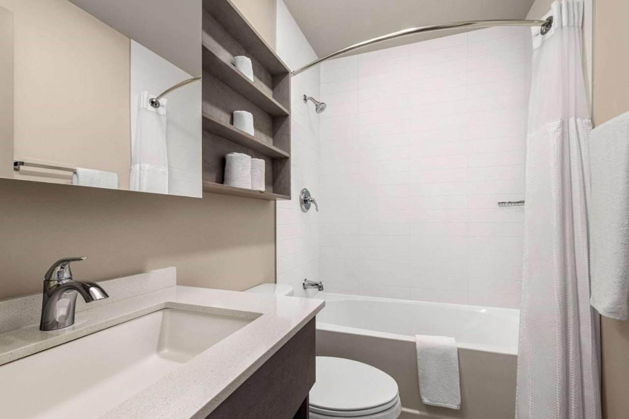 Microtel Inn & Suites By Wyndham Boisbriand Сент-Терез Екстер'єр фото