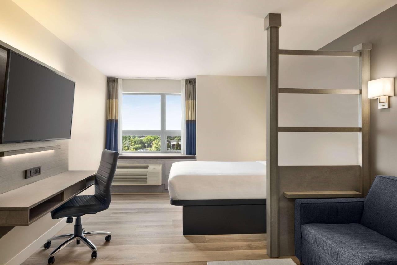 Microtel Inn & Suites By Wyndham Boisbriand Сент-Терез Екстер'єр фото