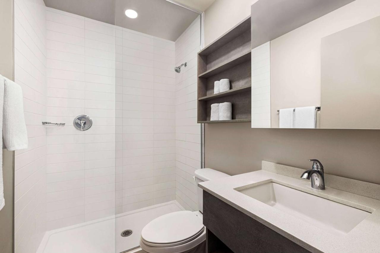 Microtel Inn & Suites By Wyndham Boisbriand Сент-Терез Екстер'єр фото