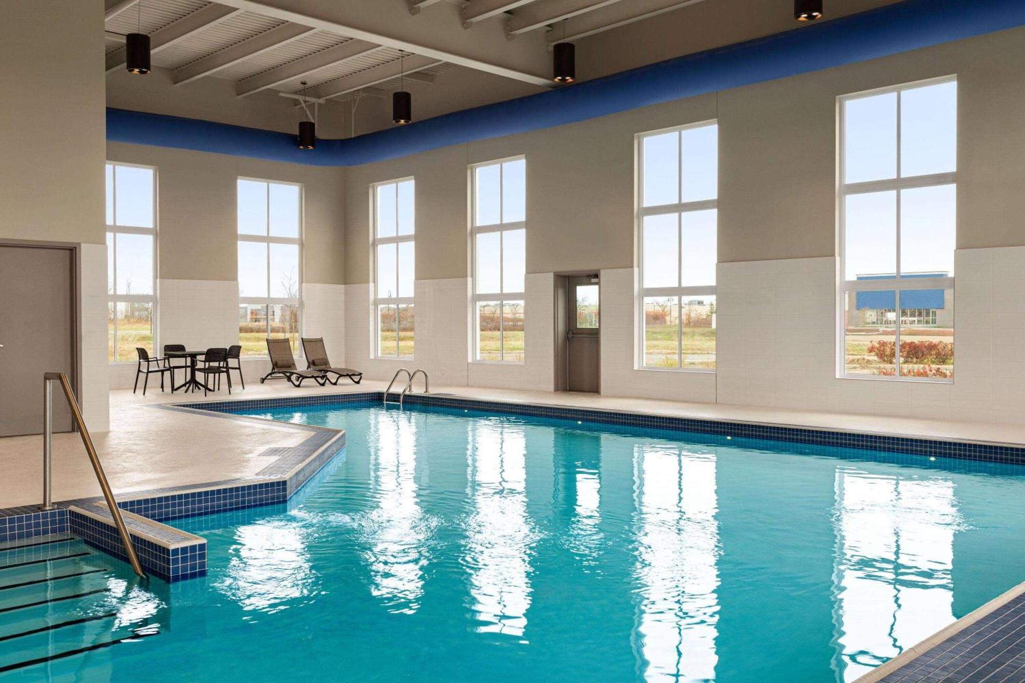Microtel Inn & Suites By Wyndham Boisbriand Сент-Терез Екстер'єр фото