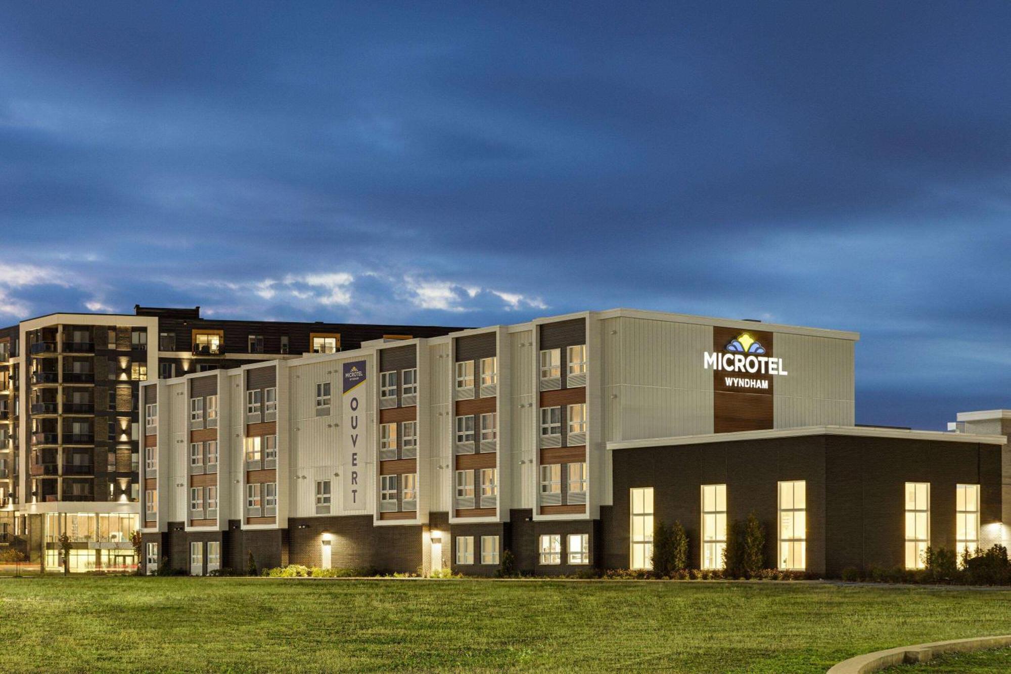 Microtel Inn & Suites By Wyndham Boisbriand Сент-Терез Екстер'єр фото