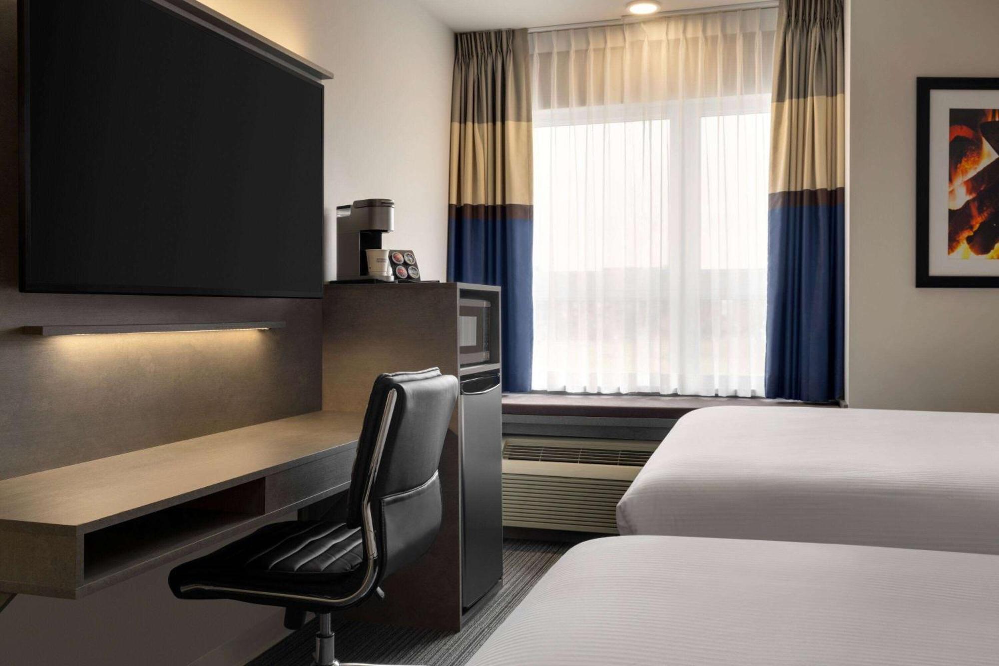 Microtel Inn & Suites By Wyndham Boisbriand Сент-Терез Екстер'єр фото