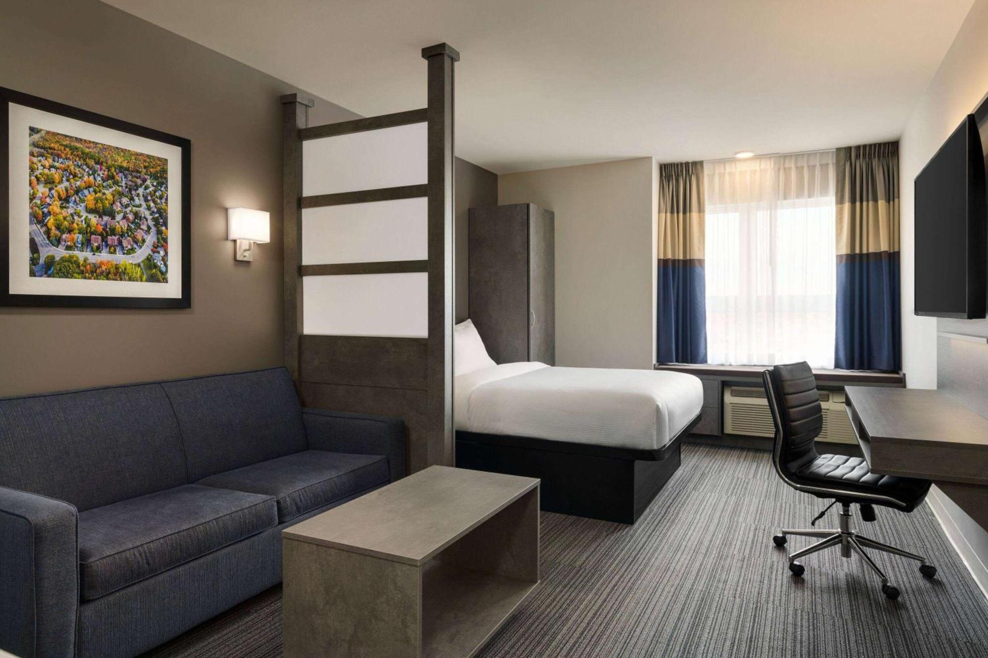Microtel Inn & Suites By Wyndham Boisbriand Сент-Терез Екстер'єр фото