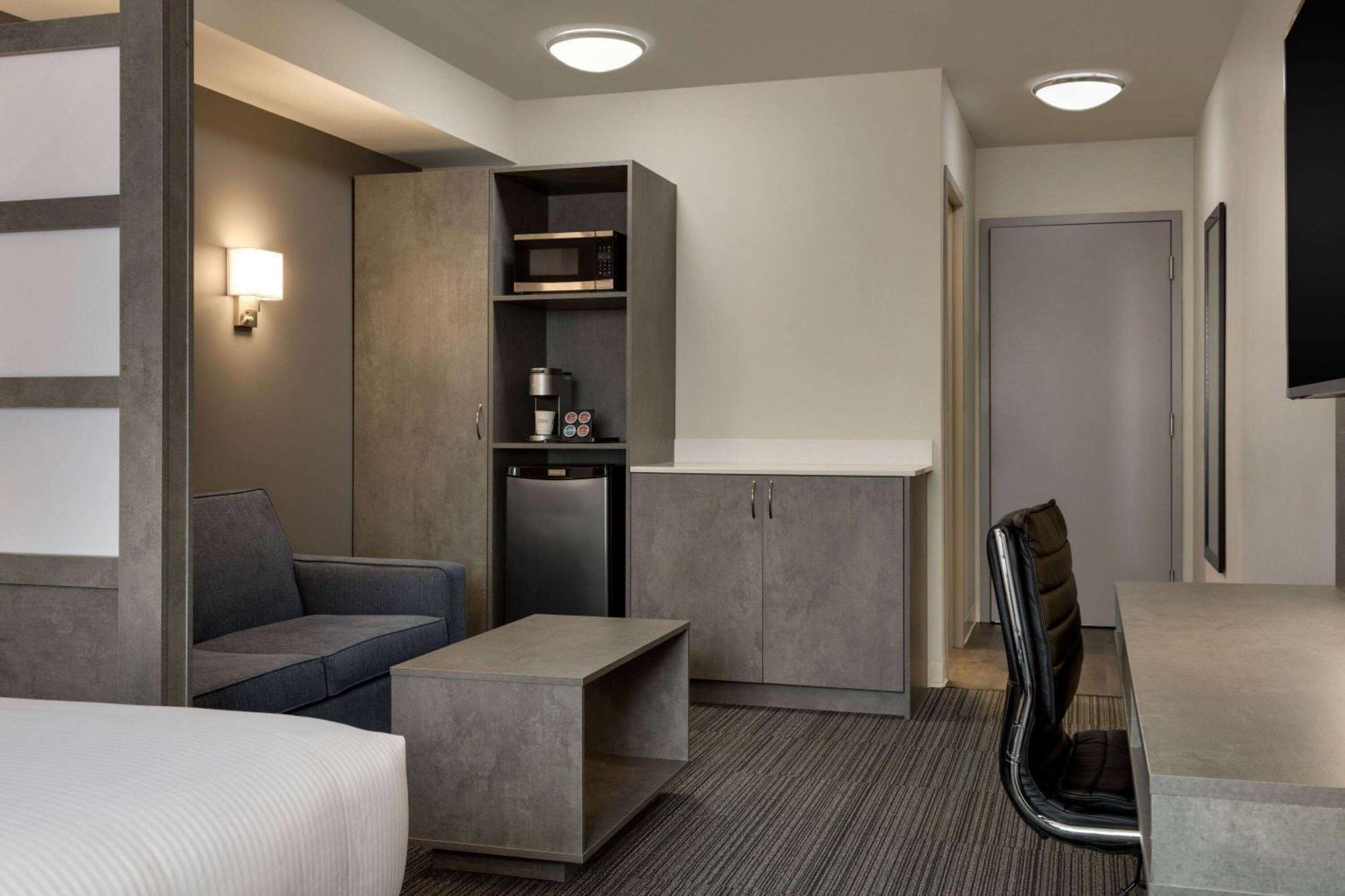 Microtel Inn & Suites By Wyndham Boisbriand Сент-Терез Екстер'єр фото